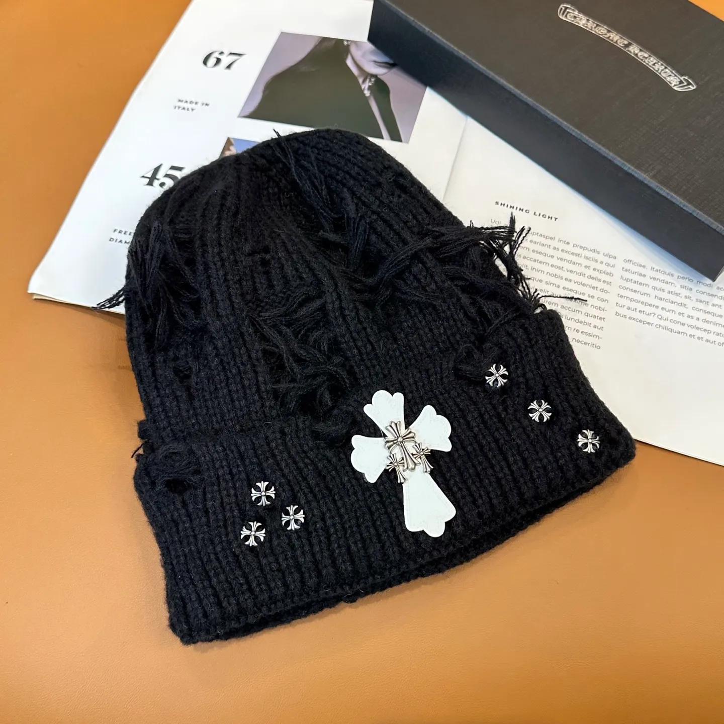 P70 🤍Chrome hearts new autumn and winter cross knitted hat🧶 One of the must-have hats in autumn and winter~ It really looks good on whoever wears it~, it is also a perfect match in black and white and gray in autumn~